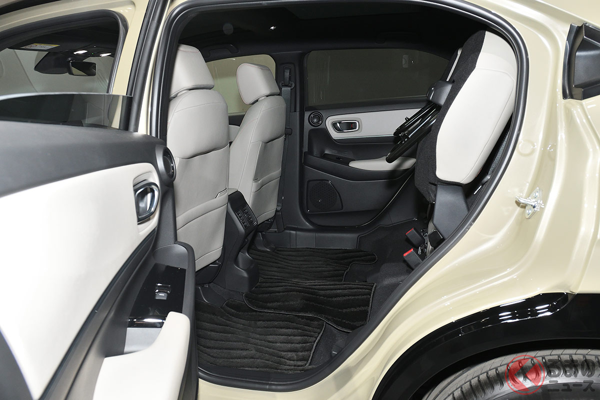 ホンダ「フィット」同様にチップアップする新型ヴェゼルの後席