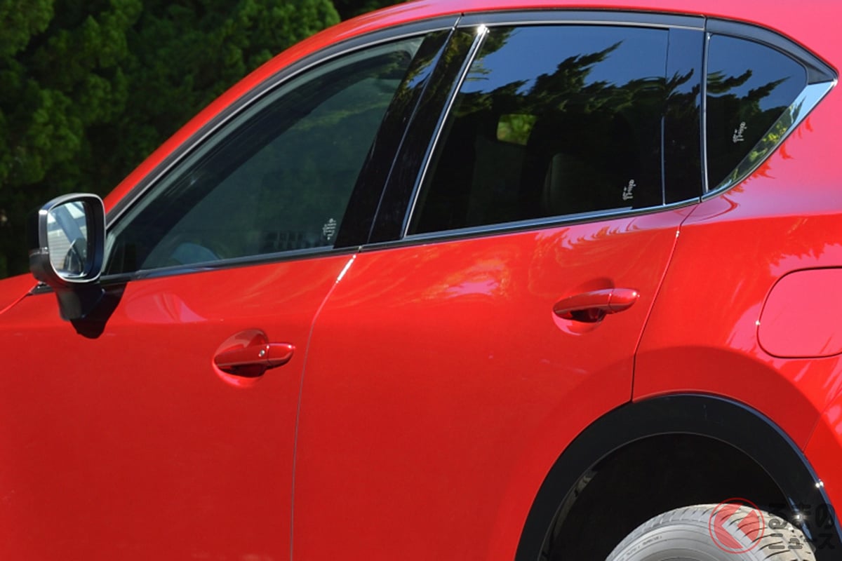 最近のクルマは「グリップ型」のドアノブが主流に? かつての「フラット型」はどこへ?(画像はマツダ「CX-5」)