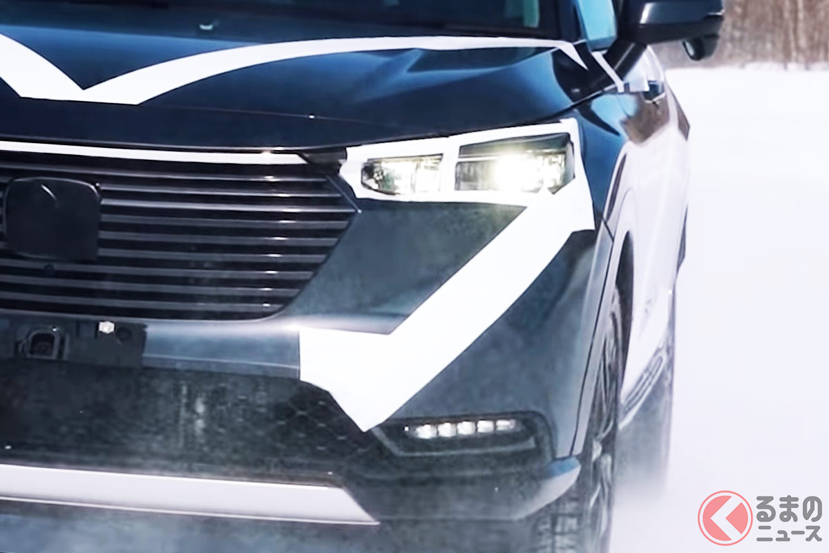 新型ヴェゼルが雪上を走破する模様が公開された(画像は開発車両)(画像:ホンダ公式YouTube)