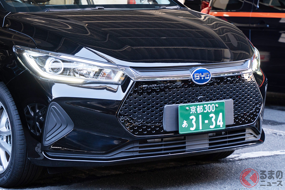 これはカッコイイのでは？ 一度は乗ってみたい！ BYD新型「e6」をタクシーに仕立てたモデルが京都に登場（撮影：加藤博人）