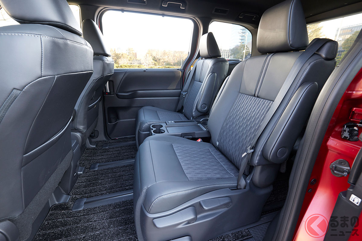 トヨタ新型ミニバンで 車中泊 出来る 8人仕様が寝やすい 新型 ノア ヴォクシー での寝方とは くるまのニュース トヨタ新型ミニバンで 車中泊 出来る 8人仕様が寝やすい 新型 ノア ヴォクシー での寝方とは くるまのニュース