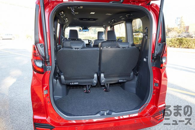 トヨタ 新型「ノア」サードシートと荷室