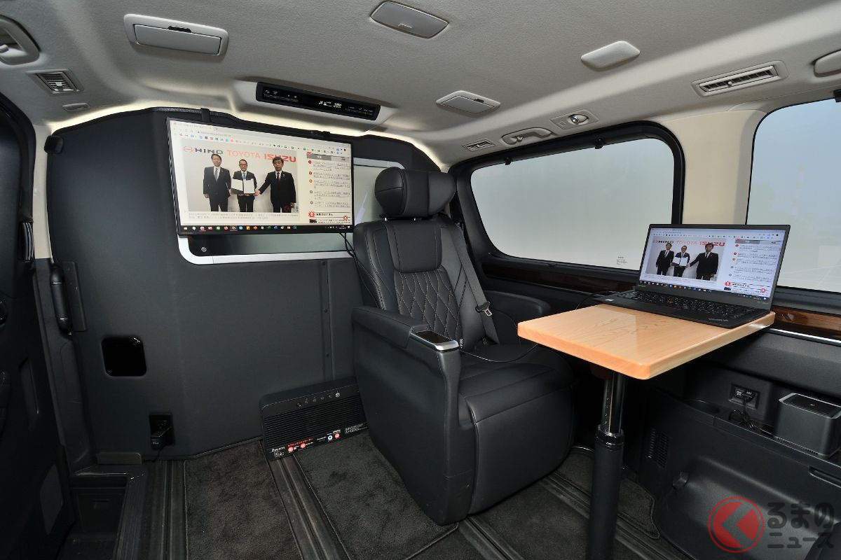 後席空間では、3席が配置され、モニターなどで会議が可能。さらに、ウインドウは透過度が変わる