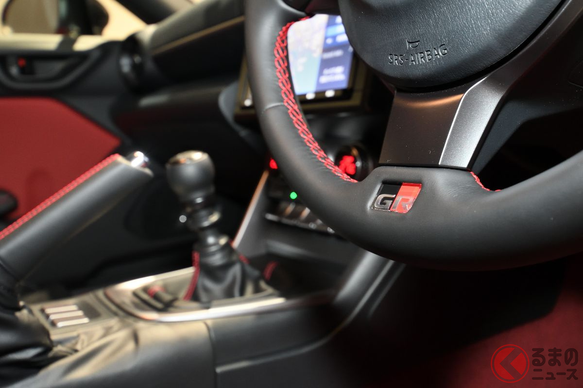 内装も基本的には共通化されているが、「GR86」になったことでステアリング下部に「GR」マークが付いている