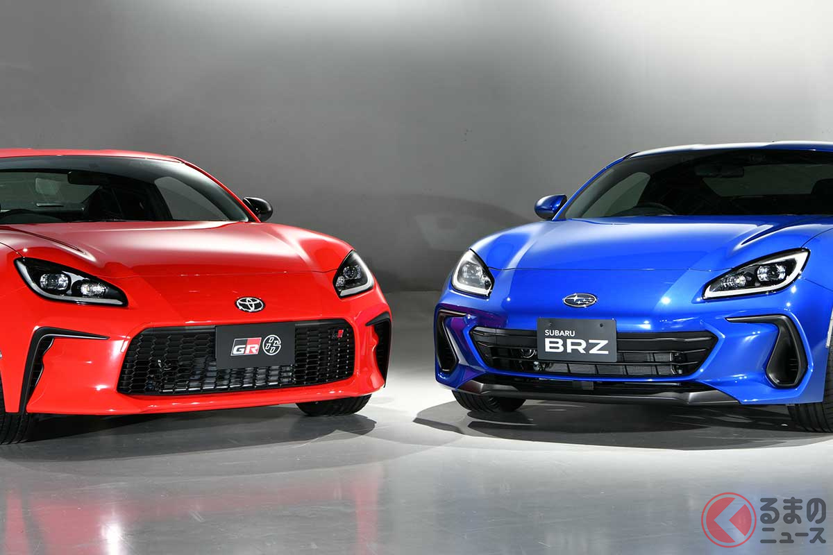 2代目も共同開発で誕生したトヨタ新型「GR86」(左)とスバル新型「BRZ」(右)