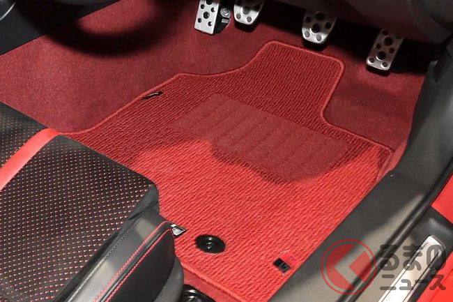 フロアマットの二重敷きは事故の元 ズレると危険 ズレ防止の対策は くるまのニュース フロアマットの二重敷きは事故の元 ズレると危険 ズレ防止の対策は くるまのニュース