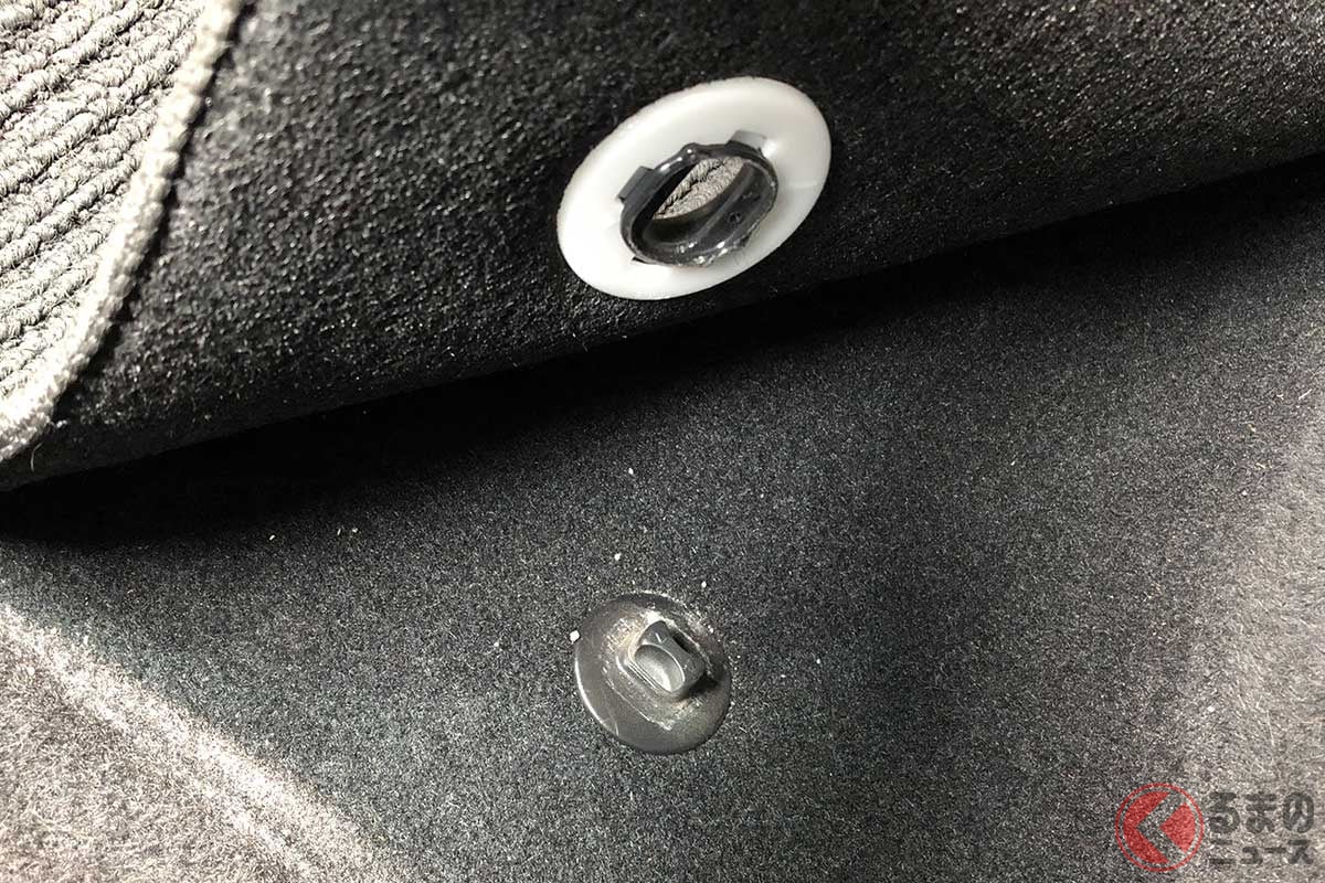 フロアマットの固定フック