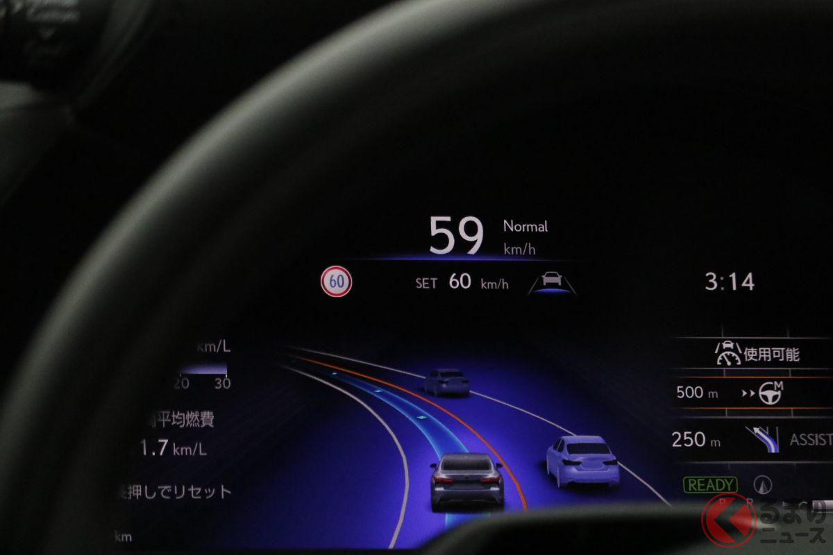 メーターが青く光っているとハンズオフが可能になる(画像はレクサス LS)