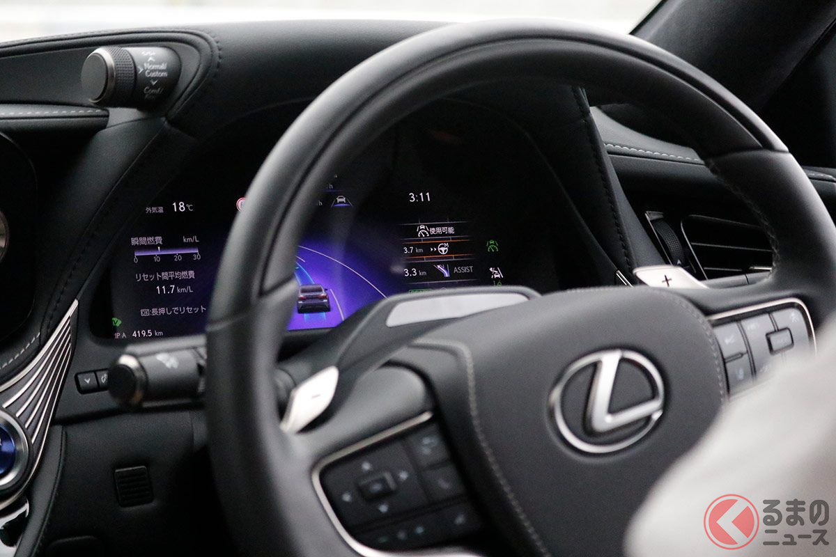 「Advanced Drive」作動中にメーターが青く光っているとハンズオフが可能になる(画像はハンズオフ中)