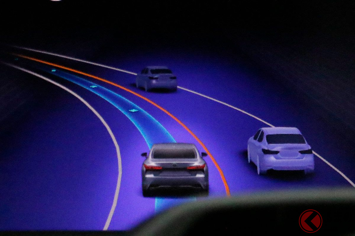 首都高などの連続コーナーが続く状況でもスムーズな制御をおこなう「Advanced Drive」