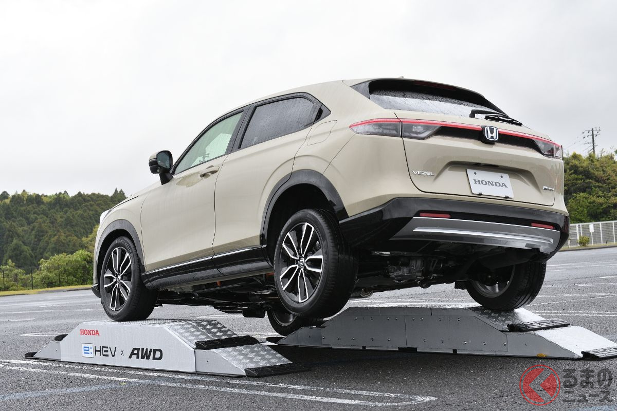 新型ヴェゼルでは「4WD」もセールスポイントとなるが…「e:HEV PLaY」には設定されない