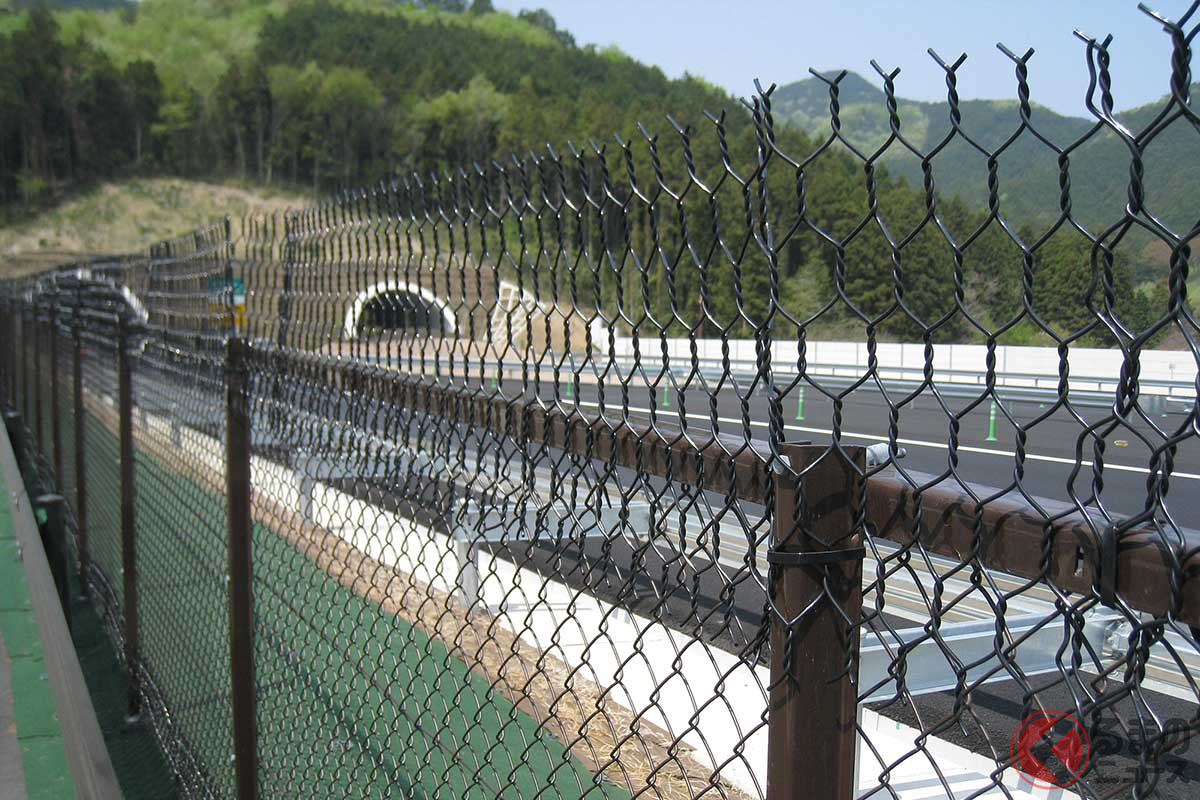 動物の侵入を防ぐフェンス上部に「しのび返し」を装着して小動物の侵入を防止(写真提供:NEXCO東日本)