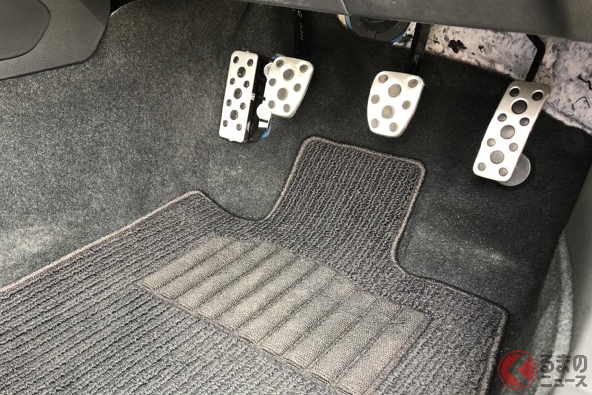 フロアマットとカーペットは靴が当たって傷みやすい