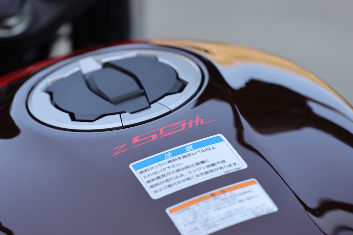 『Z650RS 50th Anniversary』には、タンク上面のZ50周年ロゴ、サイドカバーの専用エンブレムを装備
