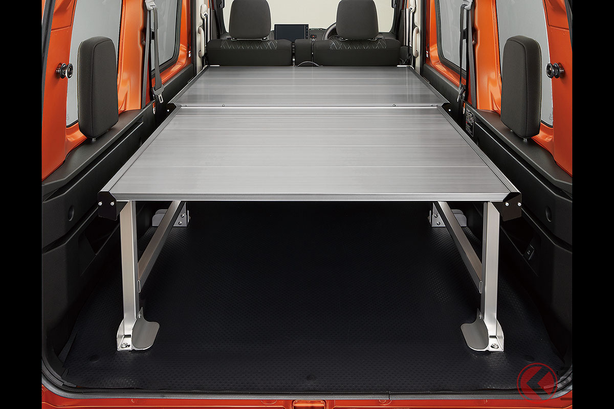 写真はダイハツ「アトレー」純正アクセサリー「収納式デッキボードセット」(後席収納時)