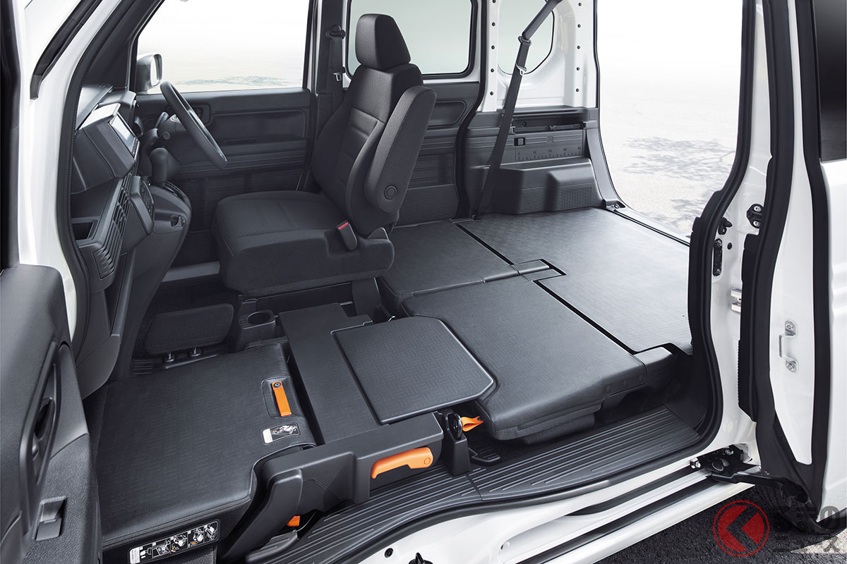 むっちゃ「広っ」! 画像は2024年春に市販化を予定するホンダ「軽商用EVバン」のベースとなる「N-VAN(エヌバン)」の室内