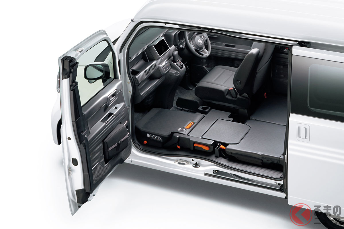 人気軽乗用車「N-BOX」のプラットフォームを活用して誕生したホンダの軽商用車「N-VAN」は室内空間を最大限活用するため、写真のように助手席までフラットにできる機構を備える