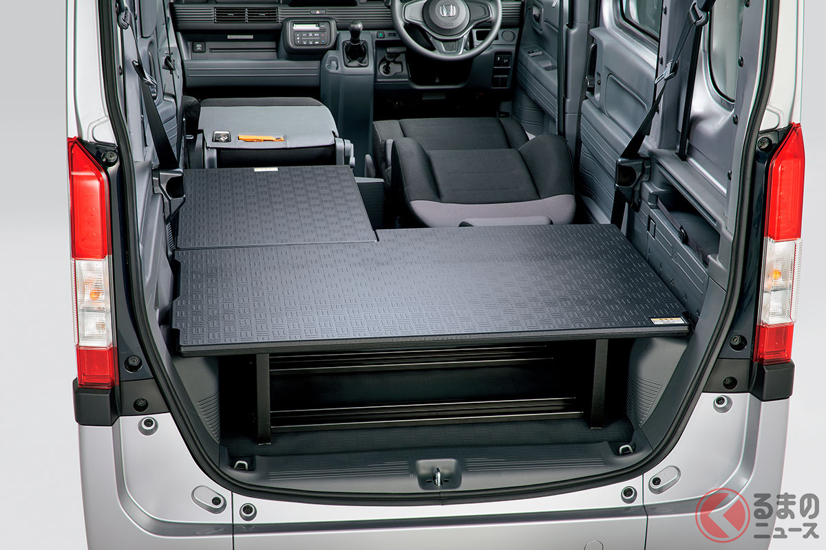 写真はホンダ「N-VAN」用純正アクセサリー「マルチボード」を展開した状態。荷室やシートの段差が是正され車中泊しやすくなると同時に、ボード下には荷室スペースも確保できる優れモノです