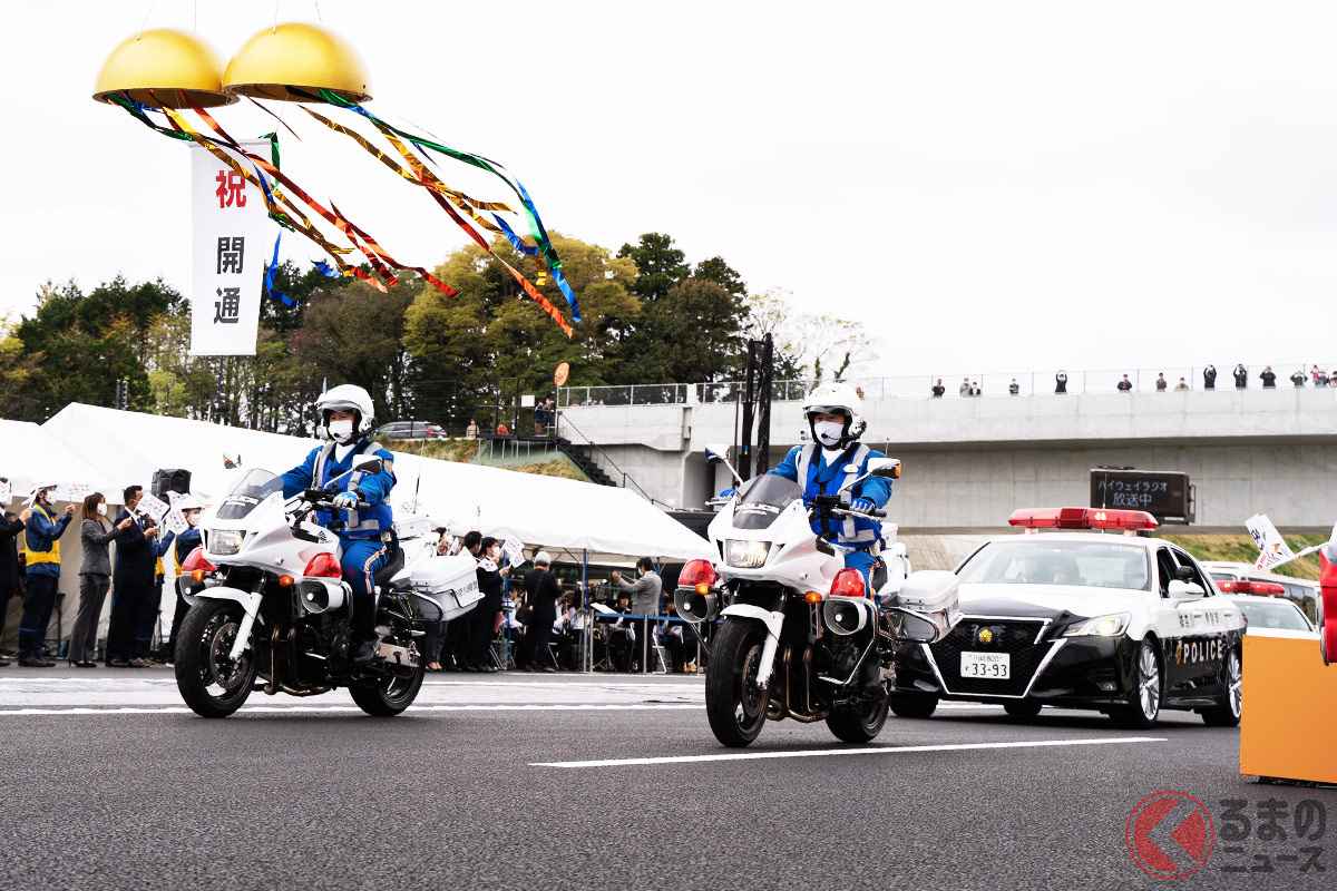 新東名「伊勢原大山~新秦野」間の約13kmが開通! 式典では白バイ2台⇒パトカー2台が先導する形で「通り初め」がおこなわれた