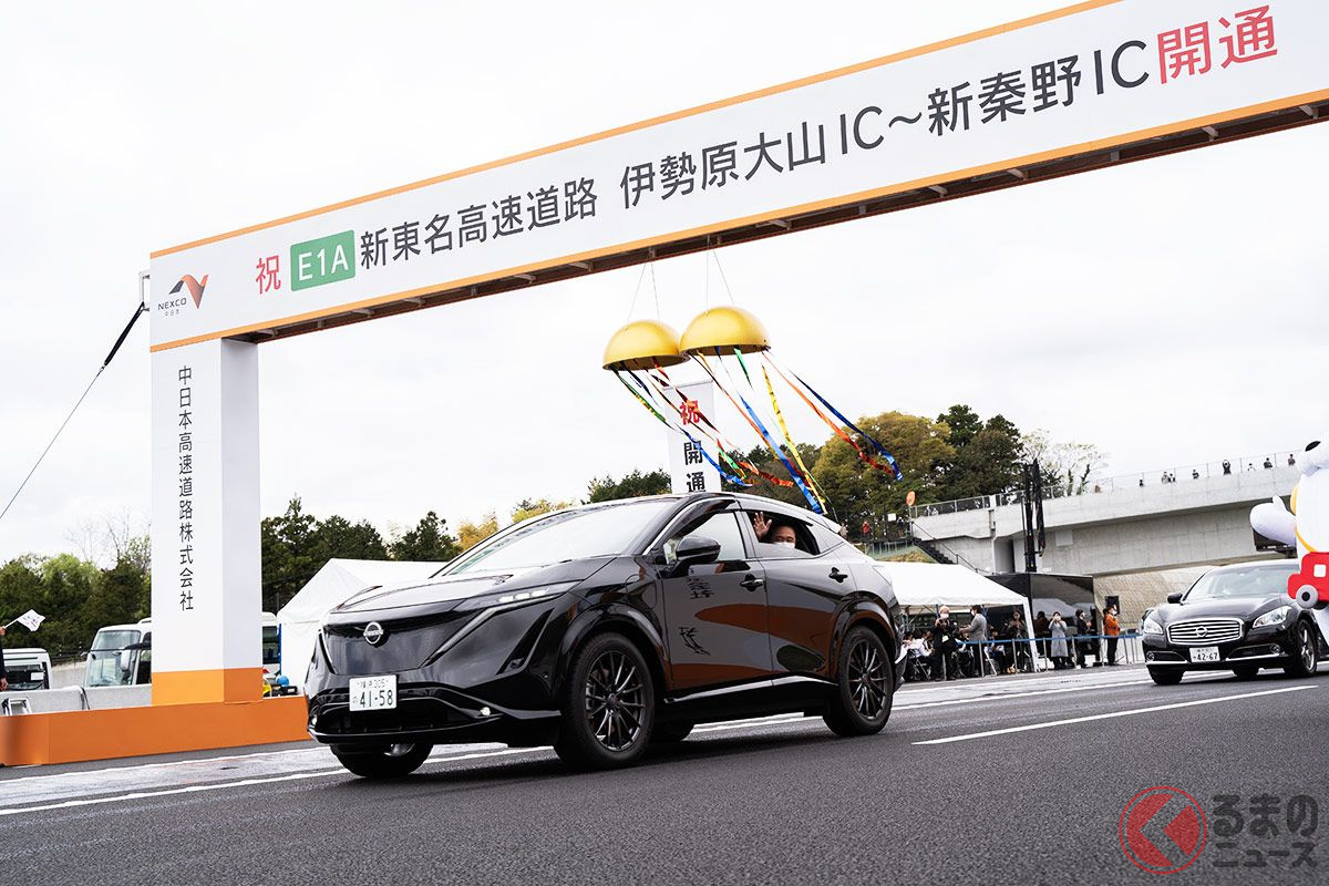 日産「アリア」で「通り初め」に参加した神奈川県の黒岩知事