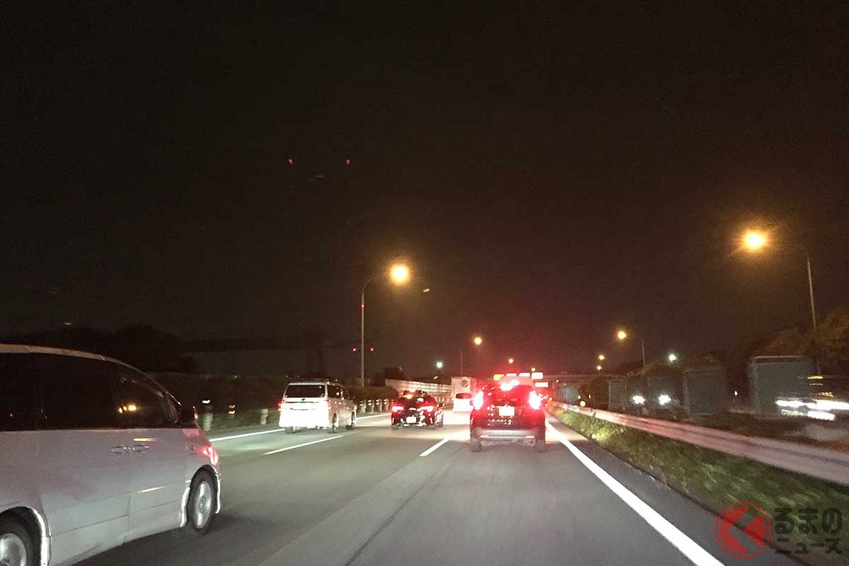 夜の高速道路。