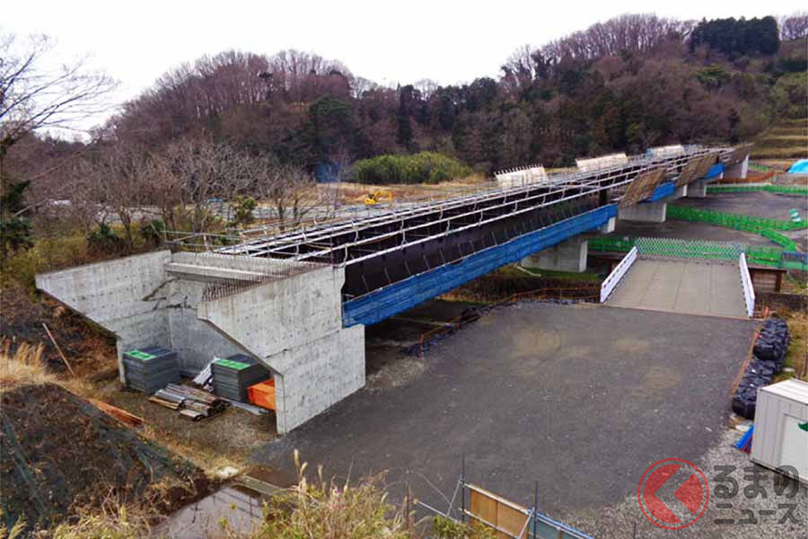 桁が架設された「厚木秦野道路」鈴川橋。伊勢原市内、2022年2月撮影(画像:国土交通省関東地方整備局川崎国道事務所)