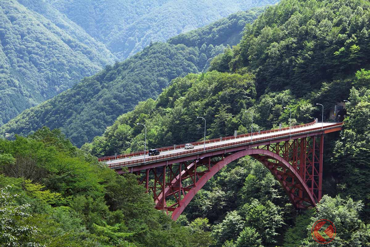 国道140号雁坂トンネルの手前に架かる豆焼橋（画像：写真AC）
