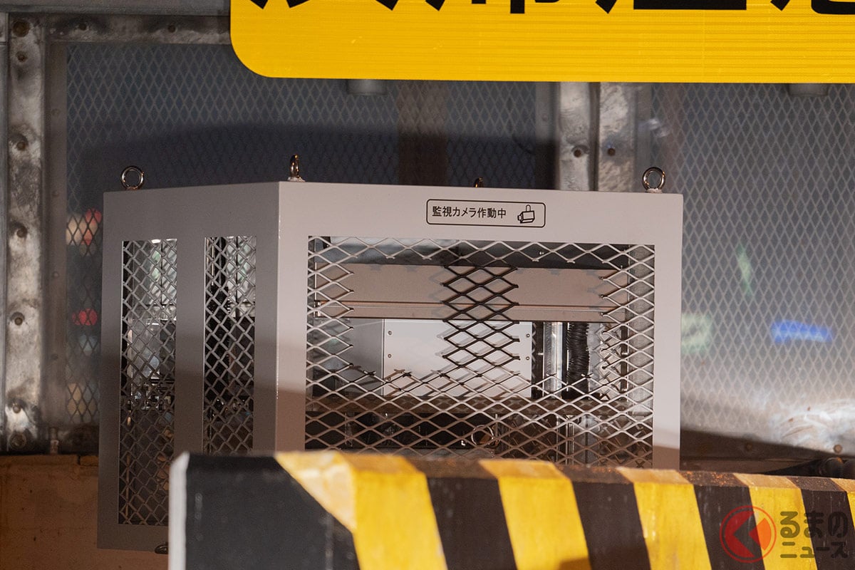 阪神高速で目撃された謎の金属箱は新たなオービス？（写真：伊崎ユタカ）