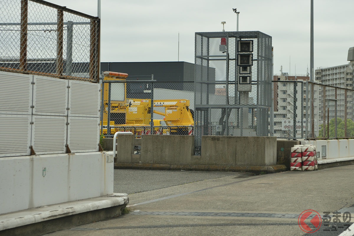 高速道路に設置されている非常停止帯には、通称オービスと呼ばれる速度取締機が設置されていることもある
