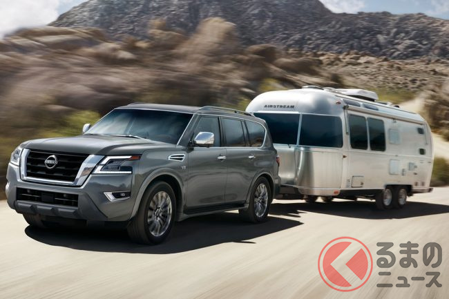 キャンピングトレーラーをけん引する日産 アルマーダ