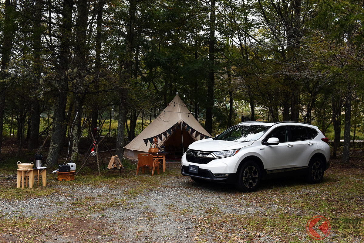 日中はテントを活用し、夜は車中泊という人も意外と少なくないという(ホンダ「CR-V」)