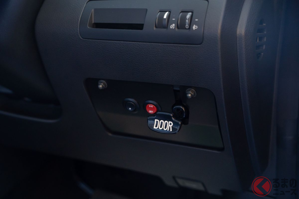 特別に電気式の自動ドアを設計して採用された都タクシーの新型e6(撮影:加藤博人)