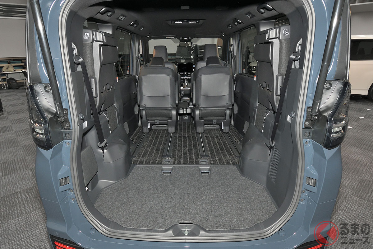 跳ね上げた3列目シートを窓にピタリと収めたトヨタ「ヴォクシー」