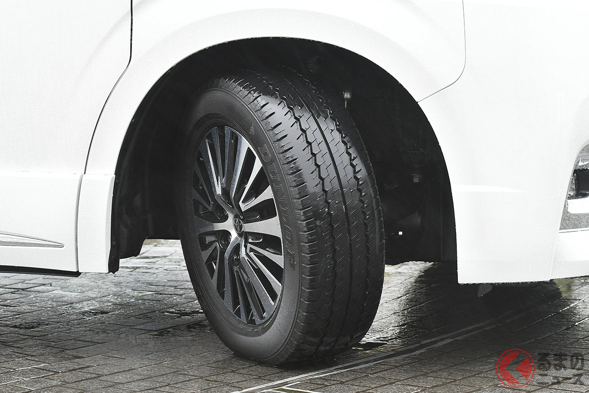 駐車時にタイヤを切った状態のままにしておくと、次回の運転時に思わぬ方向に動く可能性もある