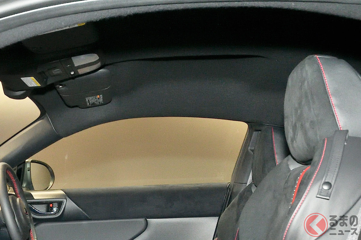 スポーツカーなどでは運転側にアシストグリップが装着されていないことが多い（画像：スバル「BRZ」）