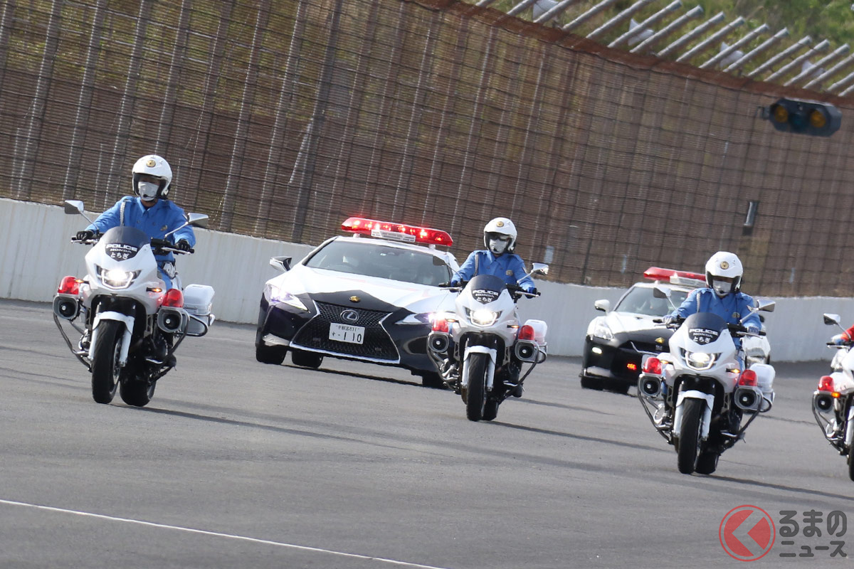 まさに「追跡されたら逃げ切れない!」状態の白バイ&スーパーパトカーの走行模様(画像提供:ツインリンクもてぎ)