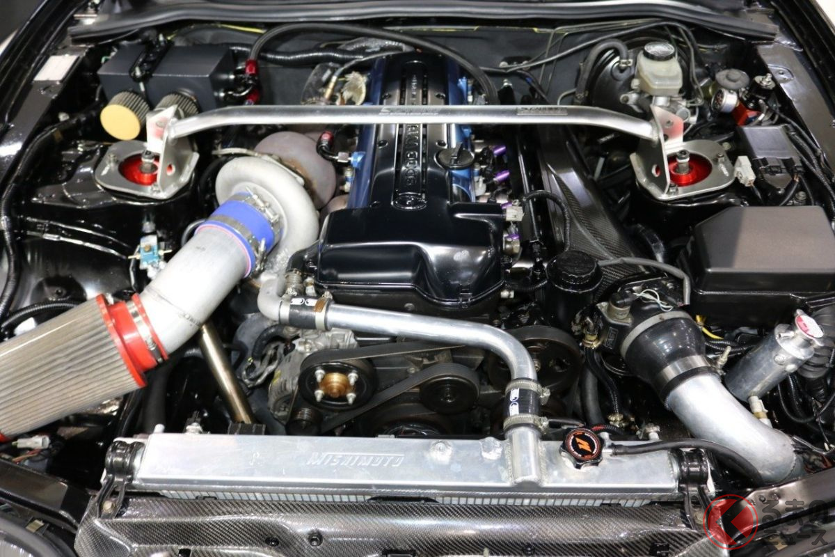 チューニングされた80スープラの心臓部 (Copyright c JamesEdition.com)