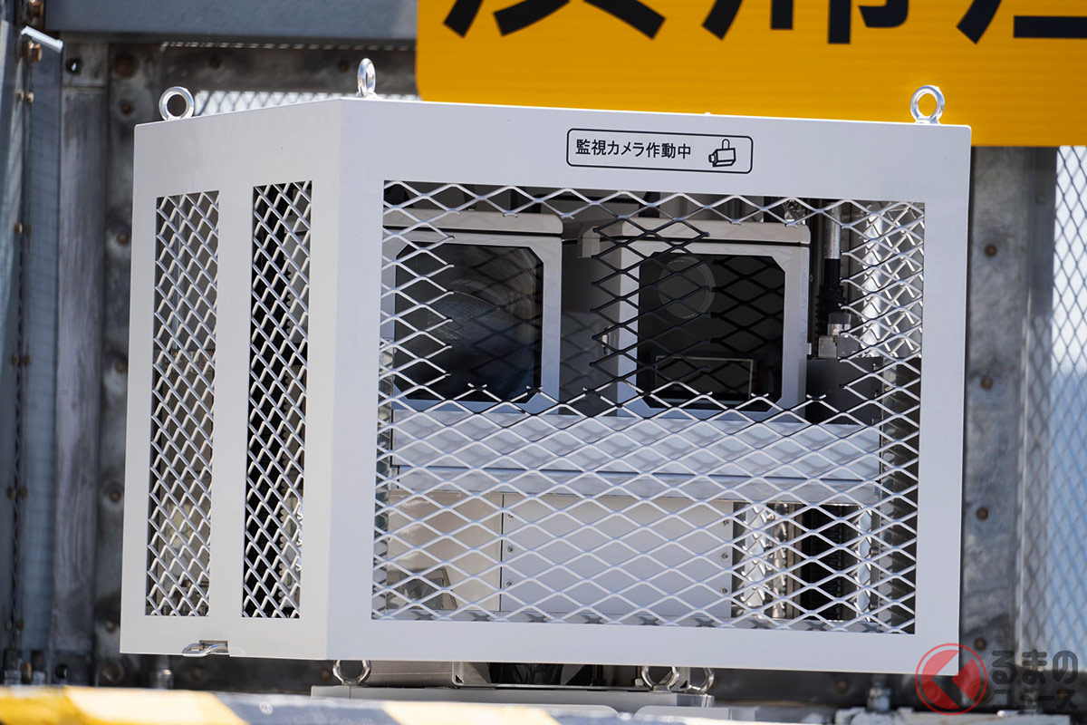 阪神高速で目撃される半固定式移動オービスと見られる設置物(撮影:加藤久美子)