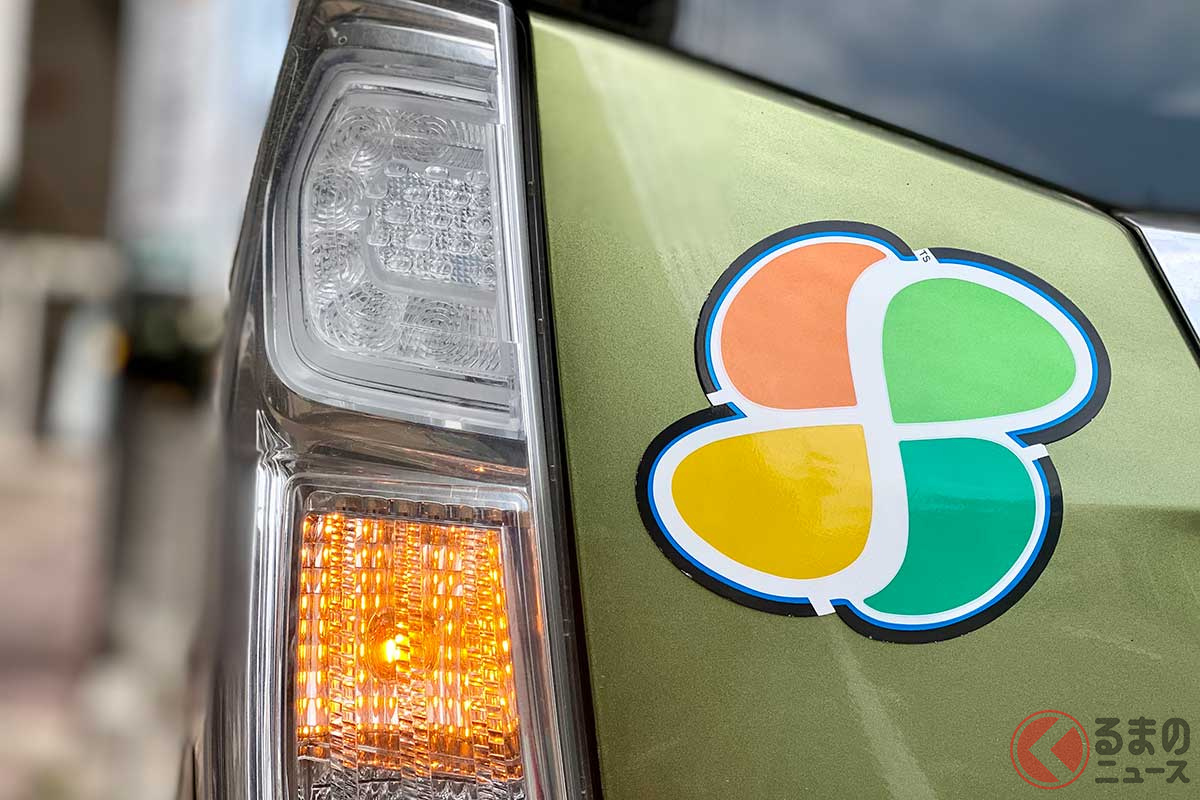 70歳以上のドライバーが運転していることを示す高齢者マーク