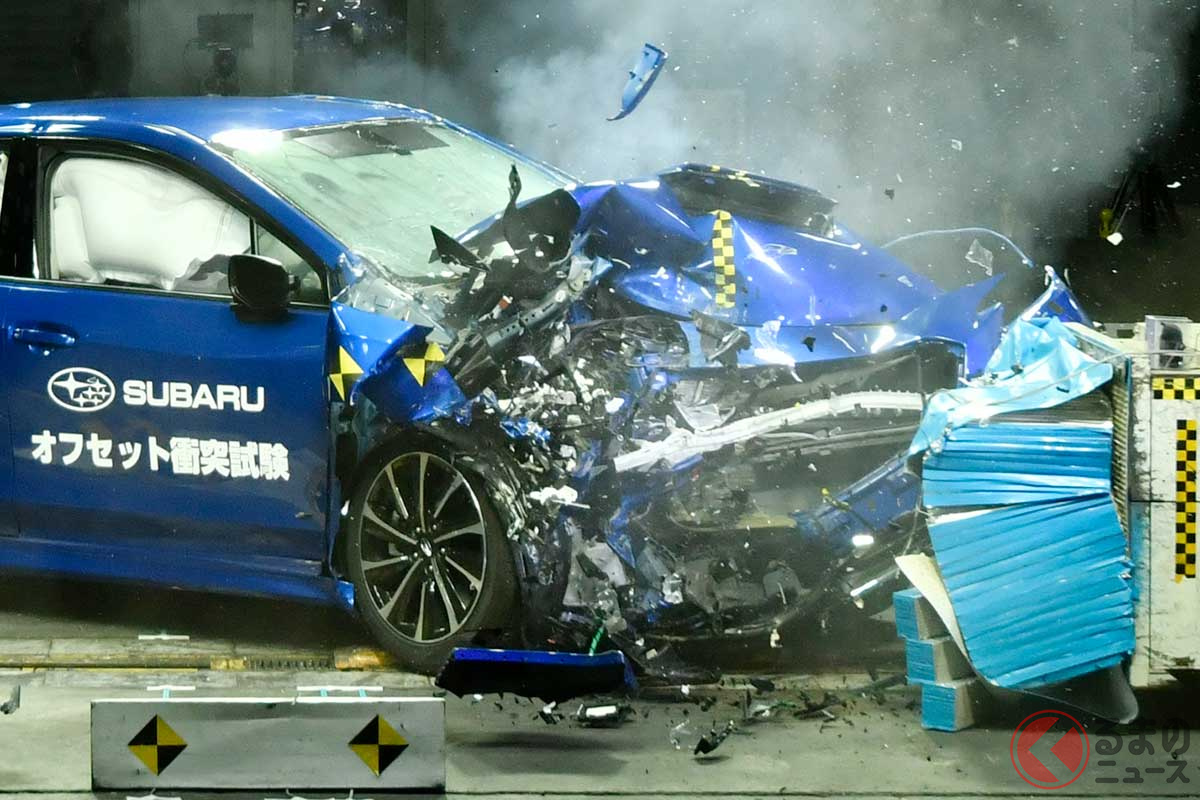 新型レヴォーグのオフセット衝突実験/衝突すると前方が衝撃を吸収してつぶれるものの、キャビンには損傷がなくドアを開けることができる