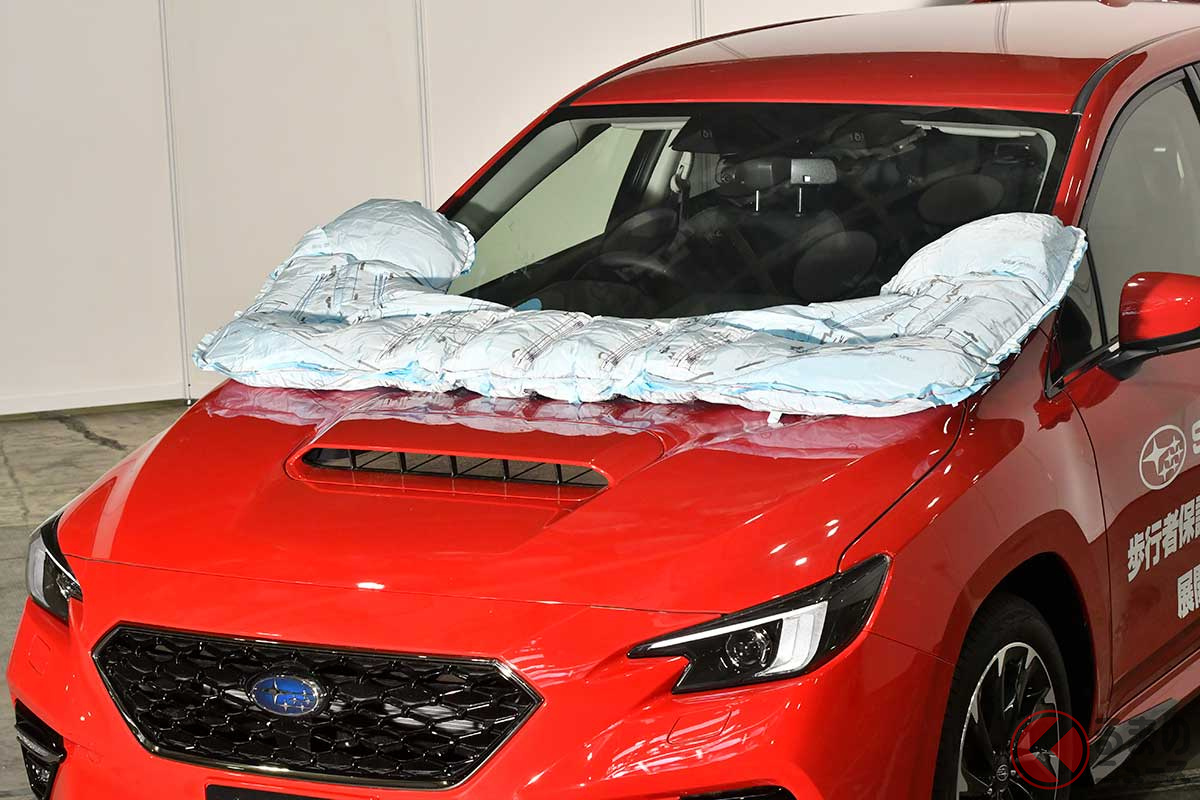 歩行者と衝突したときにフロントガラス回りを覆う「歩行者保護エアバッグ」