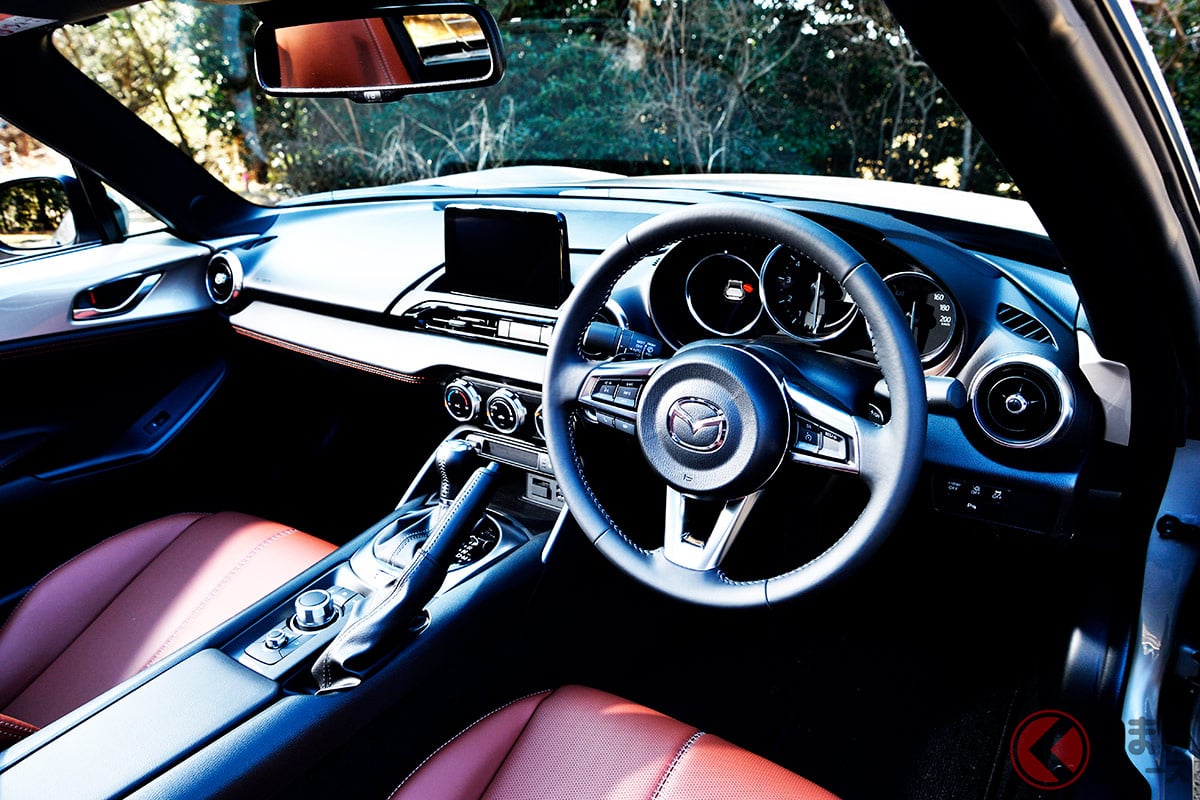 マツダ「ロードスター」のインテリアを見ると一見、「アクセサリーソケット(電源ソケット)」が設置されていないように見えますが……実はあるんです!