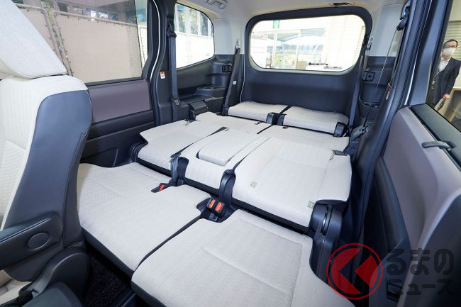 トヨタ新型ミニバンで 車中泊 出来る 8人仕様が寝やすい 新型 ノア ヴォクシー での寝方とは くるまのニュース