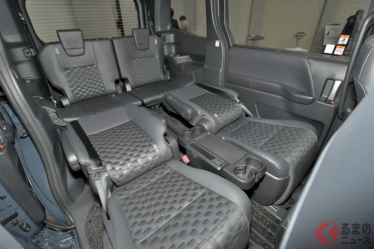 トヨタ新型ミニバンで 車中泊 出来る 8人仕様が寝やすい 新型 ノア ヴォクシー での寝方とは くるまのニュース トヨタ新型ミニバンで 車中泊 出来る 8人仕様が寝やすい 新型 ノア ヴォクシー での寝方とは くるまのニュース