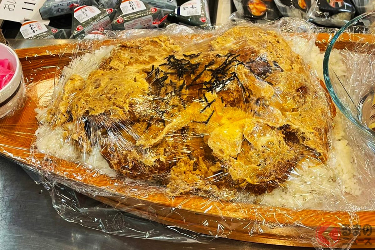 見て楽しい、食べて美味しい!「舟盛りカツ丼」(トヨタ東京自動車大学校公式ツイッターより)