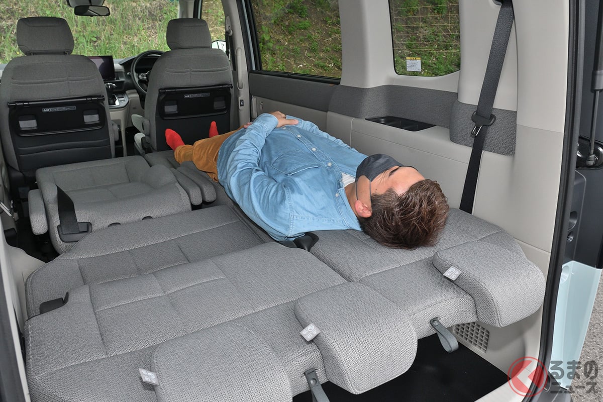 ホンダ 新型ステップワゴン AIRの寝心地をチェックする「くるまのニュース」編集部K（身長170cm）