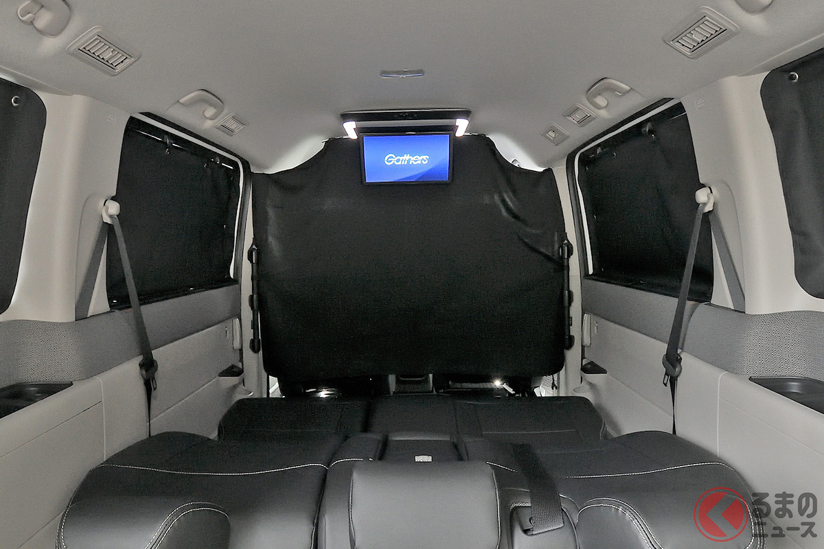 新型ステップワゴンの純正アクセサリー「セパレートカーテン」(正面)と「プライバシーシェード」(左右窓)