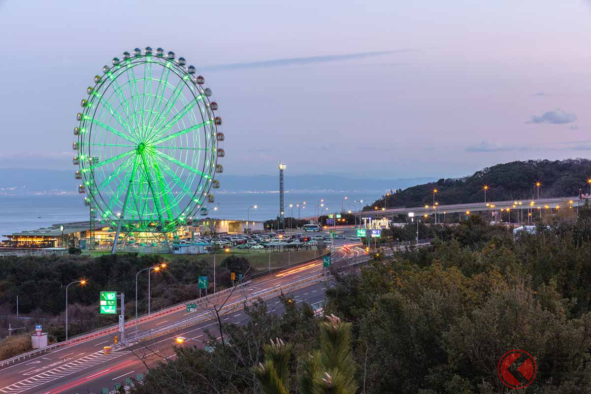 観覧車もある神戸淡路鳴門道の淡路SAは、兵庫県立淡路島公園に直結(画像:写真AC)