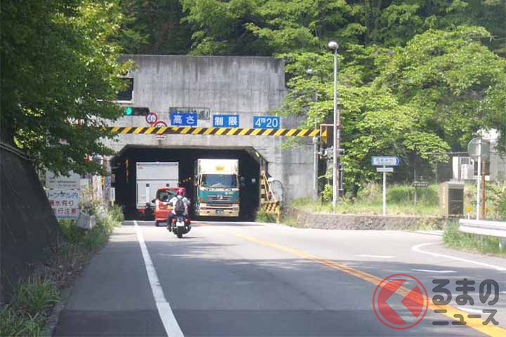 新御坂トンネルの河口湖側坑口。大型車の利用も多い(画像:山梨県)