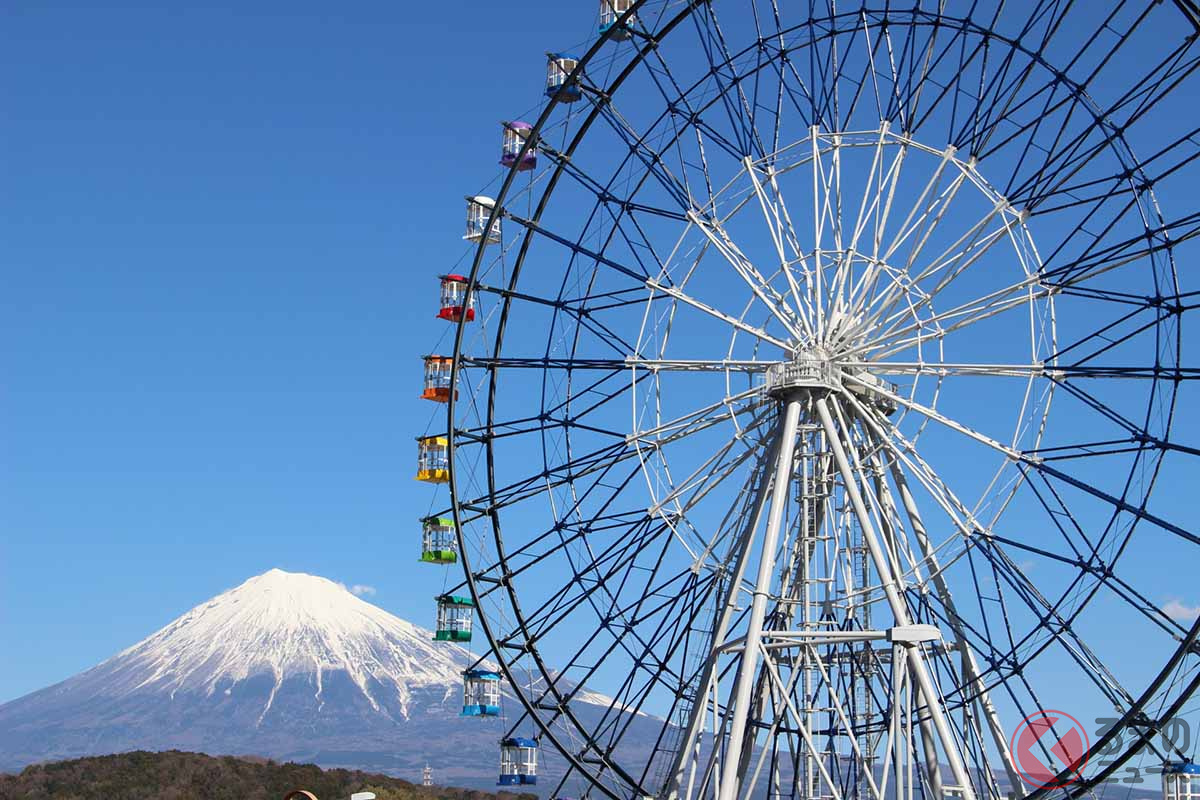 東名高速の上り富士川SAに隣接する「道の駅富士川楽座」（画像：写真AC）